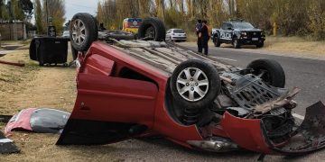 Impactante vuelco en San Rafael: una joven terminó hospitalizada tras perder el control de su auto