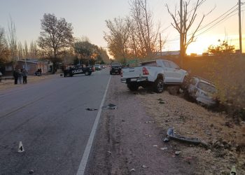Aparatoso accidente en la Villa 25 de Mayo: una camioneta chocó un auto estacionado y terminó dentro de un desagüe