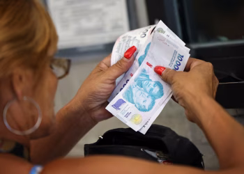 Los salarios registrados volvieron a quedar por debajo de la inflación en marzo