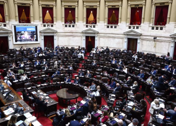 Tras el informe de Adorni, la oposición busca imponer una agenda social que incomoda al gobierno