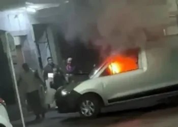 Furia ciega: lo echaron del trabajo, volvió de noche y desató un infierno en la camioneta del dueño (video)