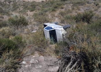 Grave accidente en Valle Grande: una camioneta cayó 15 metros por un acantilado y hay cuatro heridos