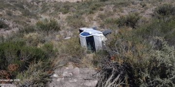 Grave accidente en Valle Grande: una camioneta cayó 15 metros por un acantilado y hay cuatro heridos