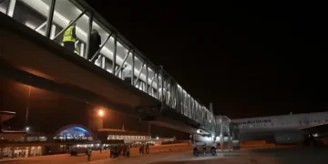 Escándalo a bordo: detuvieron a dos pasajeros de Argentina por tener sexo en un avión