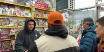 Fiebre mundialista y contrabando: Argentinos vacían los kioscos de Chile para comprar cajas completas de figuritas a mitad de precio