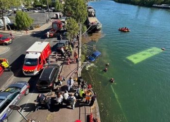 Cayó un colectivo al río Sena en París: rescataron a cuatro pasajeros