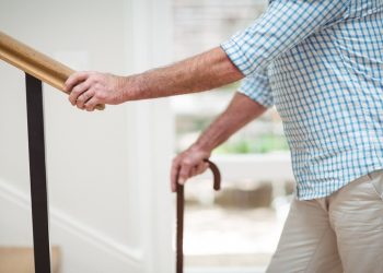 Vivir más y mejor: estrategias para reducir el riesgo de caídas en el hogar