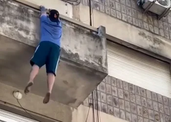 Del despecho al abismo: se peleó con su pareja, quiso entrar a su casa por el balcón y se cayó del cuarto piso (video)