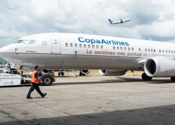 Escándalo en el avión: la insólita frase que le habría dicho el hombre a su esposa cuando era detenido