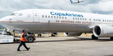 Escándalo en el avión: la insólita frase que le habría dicho el hombre a su esposa cuando era detenido