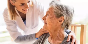 Cuánto cuesta la hora de cuidadora de adulto mayor: escala salarial mayo 2026