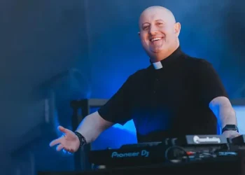 En San Rafael ya venden tours para viajar al show del “cura DJ” en Junín