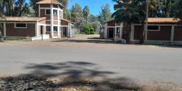 «No queremos otro cierre»: la Reina Distrital y vecinos de Villa Atuel en alerta por el futuro de la ex bodega Arizu