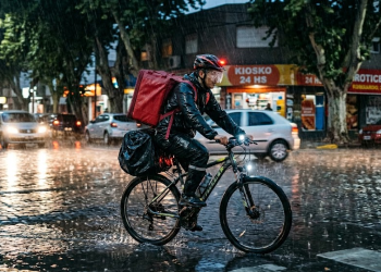 Comer en la bici y pedalear con lluvia por $35 mil: el día de un analista de datos que trabaja como delivery