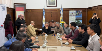 El intendente Omar Félix recibió a los alumnos de la Escuela Merín que competirán con su robot en México