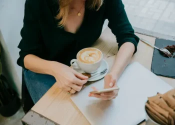 La inédita economía de los jóvenes «ratones profesionales»: ahorro extremo y gastos de lujo