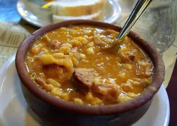 Locro, pasteles y tortas fritas: ¿Cuánto cuesta el menú patrio este año en San Rafael?