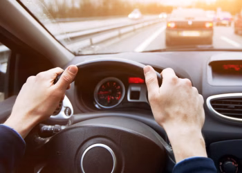 Licencias de conducir: por qué se exige experiencia para motos y no para autos potentes