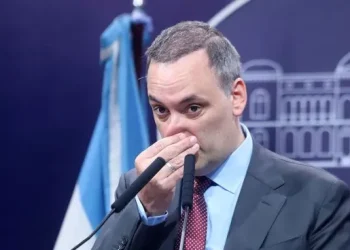 Crisis sin fin del gobierno: ahora piden la detención de Manuel Adorni por «apretar a un testigo»
