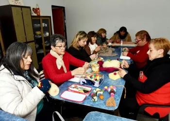 En tiempos de ajustar el bolsillo, un curso enseña a reciclar, reparar y darle nueva vida a los objetos