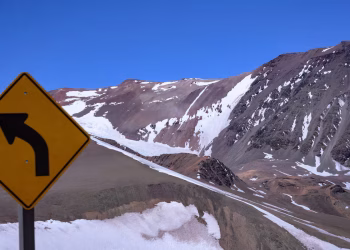 Presentan un amparo con 850.000 adhesiones para suspender la reforma de la Ley de Glaciares