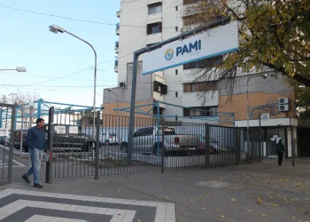 Mendoza asegura que la deuda del PAMI es del doble de la que reconoció Manuel Adorni