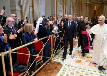 El papa León XIV exigió a los empleados de la Iglesia que dejen de ser espectadores