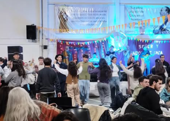 A sala llena, los jóvenes vivieron una multitudinaria Vigilia de Pentecostés en San Rafael
