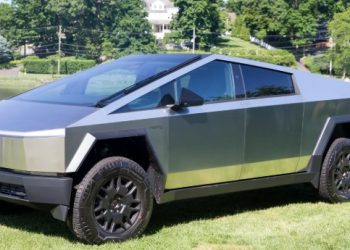 Retiraron en una grúa del estacionamiento de Diputados el Tesla del legislador libertario: no tenía patente