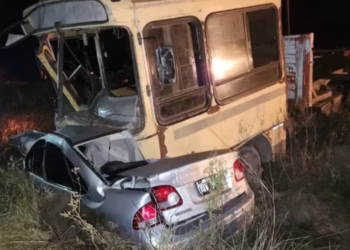 Un brutal choque frontal entre un auto y un camión dejó tres muertos en Argentina