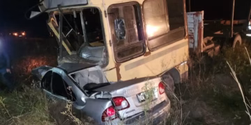 Un brutal choque frontal entre un auto y un camión dejó tres muertos en Argentina