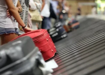 Los viajes al exterior bajaron un 13% anual en abril, mientras la llegada de extranjeros creció 10%