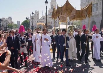 Un millón de personas acudieron a la misa del Papa en Madrid y a una procesión decorada con flores