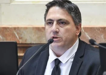 El senador Paoltroni le apuntó a Victoria Villarruel: “Se le está cayendo la careta”