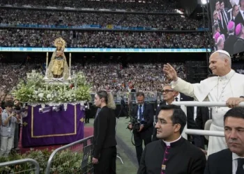 La fe y el canto de 70 mil fieles abrazaron al Papa en el estadio Santiago Bernabéu