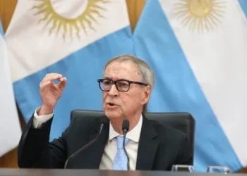 Juan Schiaretti pide la renuncia de Adorni como jefe de Gabinete