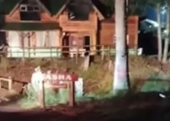 Un incendio arrasó un ex motel en Villa La Angostura: 14 familias en la calle