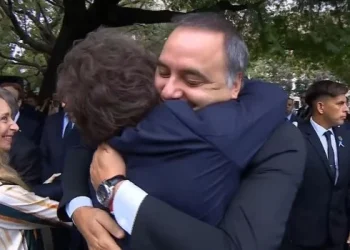 Milei respaldó a Adorni en Olivos y busca resistir la presión por su salida