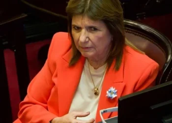 Bullrich impulsa acuerdos en el Senado con los bloques dialoguistas para demorar la interpelación a Adorni