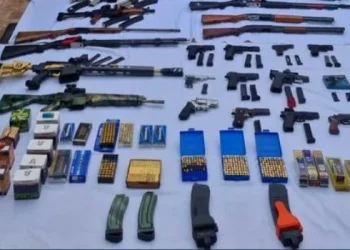Allanan la casa de un menor que se registró practicando tiro en un polígono y secuestran 25 armas