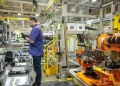 En mayo volvió a caer la industria, pero hay señales de rebote