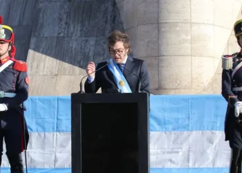 Milei cerca de Adorni y lejos de Villaruel en el acto por el Día de la Bandera