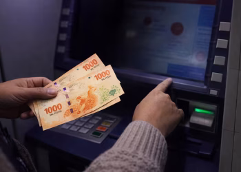 Retirar dinero sin tarjeta de débito es más fácil: cómo hacerlo en cajeros automáticos y límites máximos actualizados
