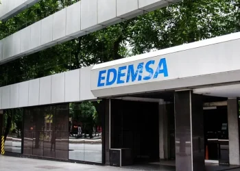 Una calificadora de riesgo elevó la nota de 8 grandes empresas argentinas, incluida una mendocina