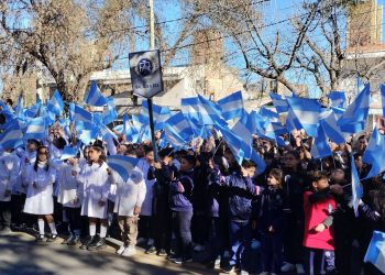 El barrio Unimev se viste de celeste y blanco para homenajear a la Bandera Argentina en su día