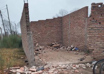 Golpe al esfuerzo del club El Molino: un vehículo chocó y dañó una obra que levantaban a pulmón