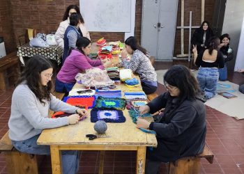 «Sumando cuadrados, multiplicando abrigo»: comenzaron a confeccionar mantas para el Asilo Hogar Las Mercedes