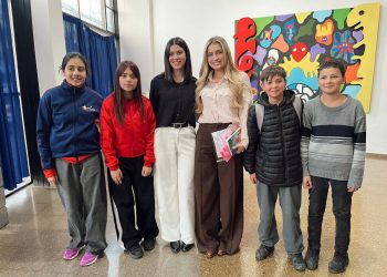 Azul Antolínez compartió con los alumnos de la escuela Humberto Lagiglia