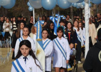 Escuelas, familias y vecinos protagonizaron una emotiva celebración por el Día de la Bandera en barrio Unimev