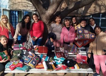 El taller de tejido de Pueblo Diamante llevó abrigo y solidaridad al Hogar Las Mercedes